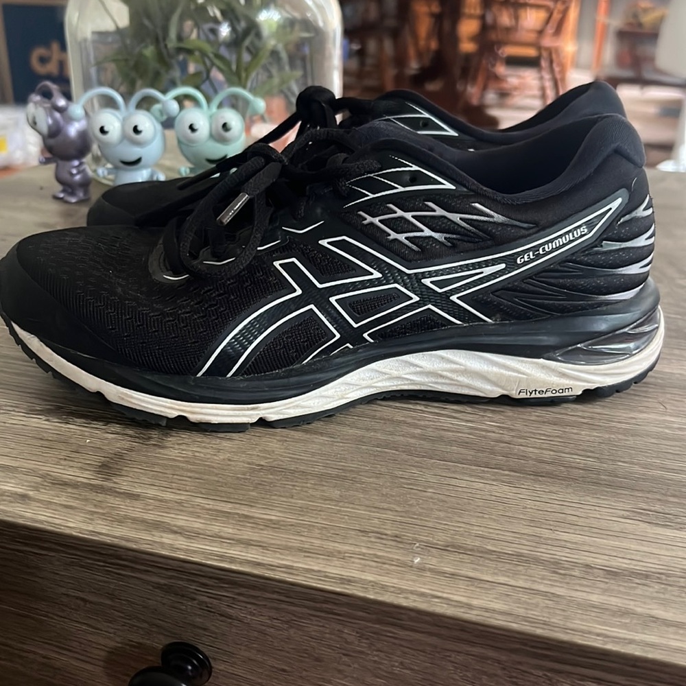 Women’s ASICS flytefoam gel-cumulus sneaker.  Black size 7